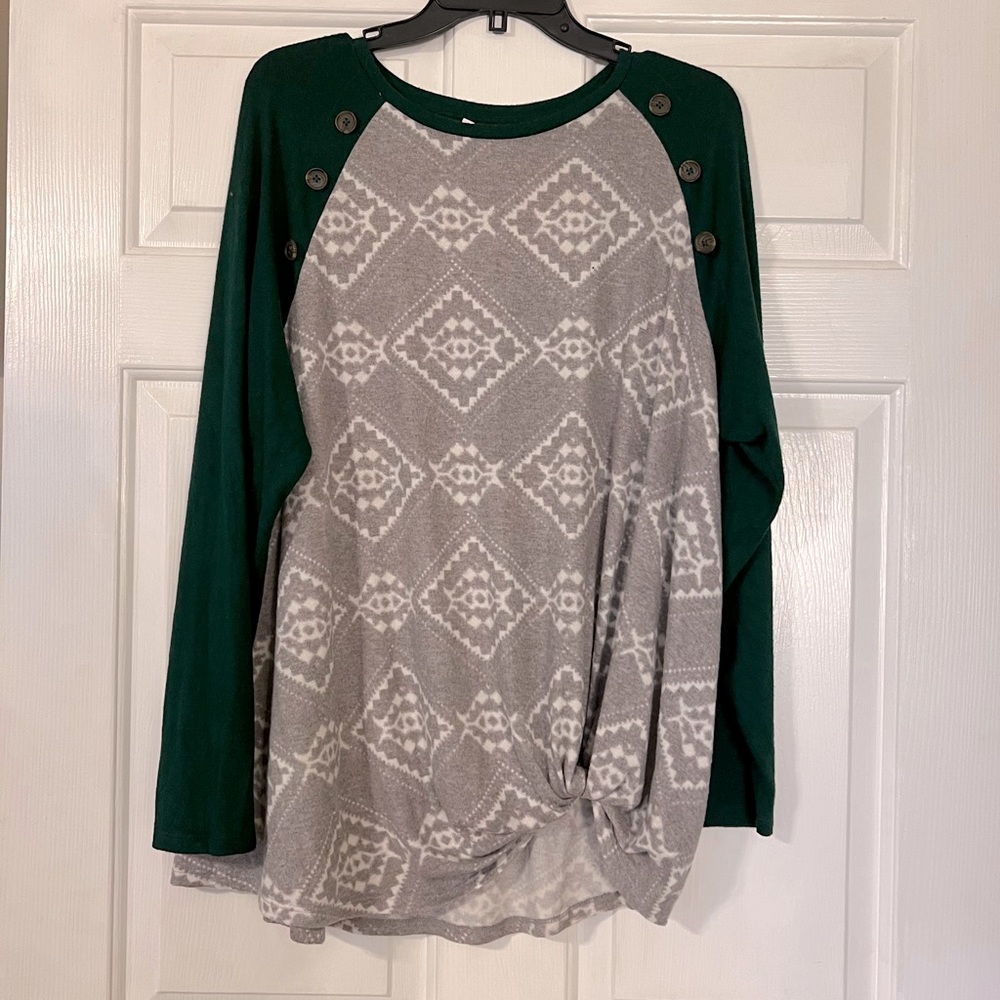 Gray & white print top knotted bottom with green sleeves and button detail.